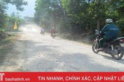 Đoạn đường hơn 10 năm hư hỏng, người dân miền núi Hà Tĩnh dư khổ