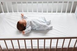 Nắng nóng đỉnh điểm, chăm sóc thế nào để trẻ sơ sinh không bị ốm?