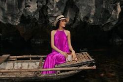 Váy phom suông che kín đường cong nhưng vô cùng quyến rũ dưới nắng hè