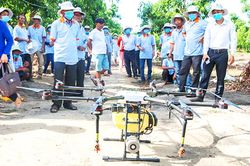 Trình diễn phun thuốc bảo vệ thực vật bằng thiết bị bay không người lái