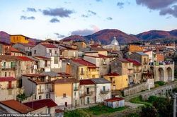 Bên trong ngôi làng tuyệt đẹp ở Italy, chỉ 30.000 đồng/căn nhà