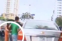 Phẫn nộ clip thanh niên dừng xế hộp giữa đường lấy chùm vải của cô bán hàng rong vừa gặp tai nạn