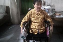 Người phụ nữ đơn thân cụt mất hai chân vì tai nạn ước mong có được một chiếc xe lăn