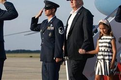 Các con Tổng thống Trump chúc mừng sinh nhật cha bằng một loạt bức hình ý nghĩa còn Đệ nhất phu nhân Mỹ có hành động ngược lại
