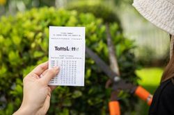 Nằm mơ thấy trúng xổ số, tỉnh dậy đi so xổ số thì trúng độc đắc 19 tỷ thật