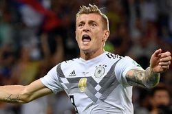 Pha sút phạt tái hiện bàn thắng của Toni Kroos