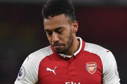 Aubameyang và Van Persie, ai nói dối?