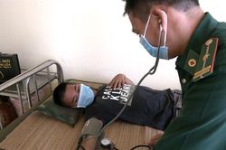 Cứu sống một ngư dân tỉnh Quảng Bình bị trôi dạt trên biển
