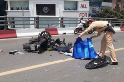 Tai nạn liên hoàn trên cầu vượt giữa trưa nắng, 2 thanh niên nhập viện