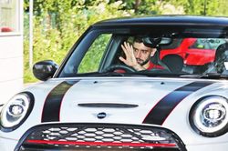 Bruno Fernandes lộ chất thủ lĩnh MU, Pogba nhún mình