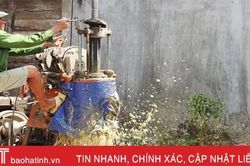 Khoan giếng mùa nắng hạn ở Hà Tĩnh: Nghề không dễ 'ăn'