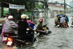 Thành phố Hồ Chí Minh lại ngập nặng sau cơn mưa kéo dài 2 giờ