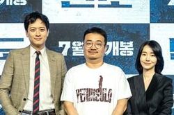 Kang Dong Won và Lee Jung Hyun rạng rỡ tại họp báo phim 'Train To Busan 2'