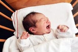Bố ném con 3 tháng tuổi xuống đất vì bị đánh thức bởi tiếng khóc