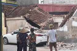 Đậu xe sát bờ tường một ngôi nhà, tài xế ô tô chẳng thể ngờ tai nạn hy hữu ập đến