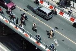 Tai nạn liên hoàn trên cầu vượt, 2 người nhập viện