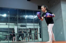 Bé gái 8 tuổi khoe kỹ năng đấm bốc 'siêu đẳng'