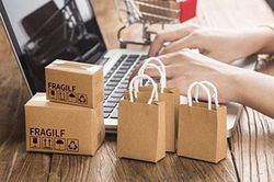 Nhân viên eBay gửi gián, nhện để... 'dằn mặt' khách hàng vì dám chê dịch vụ