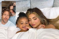 Kylie Jenner và con gái chụp ảnh tạp chí bằng điện thoại