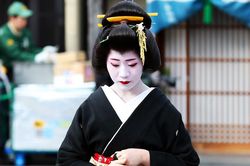 Geisha phải biểu diễn online vì bị cấm dịch vụ giải trí về đêm