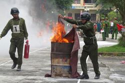 Phòng cháy nổ bằng thùng phuy đựng cát