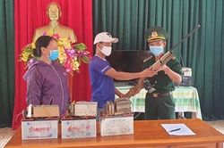 Đồn Biên phòng Phúc Sơn vận động nhân dân giao nộp súng và kích điện