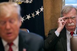 Người cũ của ông Trump lại 'xát muối'