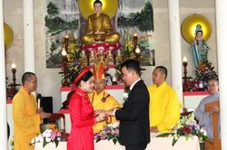 Hai bạn trẻ hằng thuận tại chùa Diên Khánh