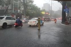 CSGT dầm mưa trên phố điều tiết giao thông