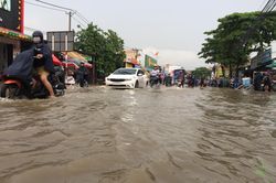 Người dân lại vật lộn sau cơn mưa chiều