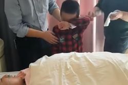 Cậu bé khóc sụt sùi thương mẹ mới sinh khiến dân mạng cũng 'mếu' theo
