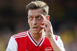 Oezil bị loại khỏi đội hình Arsenal vì chiến thuật