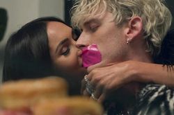 Bữa ăn trải đầy hoa hồng của Megan Fox và bạn trai mới