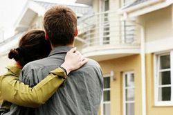 Vợ chồng mua nhà nhưng để người khác đứng tên