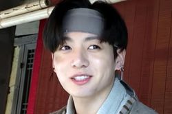 Jungkook BTS quấn quýt bạn mới khác thường
