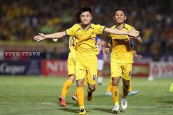 ĐIỂM NHẤN Hà Nội 0-1 SLNA: Văn Hoàng hóa người nhện, Hùng Dũng, Quang Hải bất lực