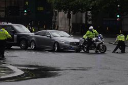 Tránh người biểu tình phản đối Thổ Nhĩ Kỳ, xe chở Thủ tướng Anh bị đâm