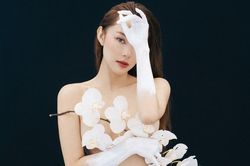 Minh Hằng đón tuổi 33 bằng bộ ảnh bán nude gợi cảm