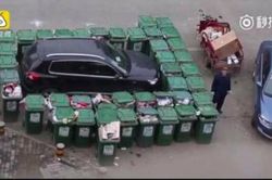 Kiểu xử lý lạ với xe đỗ sai chỗ của hai chàng người Anh