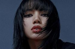 Lisa gây sốt với tóc đen ngắn, phong cách cực ngầu