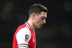 Lý do Mesut Ozil bị gạt phắt khỏi đội hình Arsenal