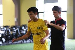 'Đột nhập' khu tập hồi phục chấn thương cho đội trưởng SLNA tại Trung tâm PVF