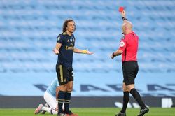 Arsenal thảm bại trước Man City trong ngày bóng đá Anh trở lại