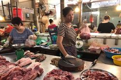 Thịt lợn vẫn chưa rẻ dù giá lợn hơi 'lao dốc'