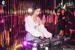DJ Hàn Quốc có gương mặt ngây thơ, phong cách gợi cảm
