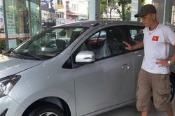 Đại lý ô tô 'ngồi trên đống lửa' vì khách hàng đến xem rồi... chờ