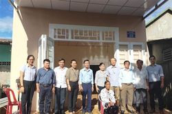 Bàn giao nhà tình nghĩa cho hộ nghèo
