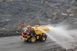 TKV đưa vào sử dụng xe tưới nước dập bụi chuyên dụng lớn nhất Việt Nam