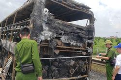 Vĩnh Phúc: Xe khách cháy rụi trên đường cao tốc Nội Bài – Lào Cai