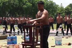 Cảnh sát đặc nhiệm dùng tay chặt gạch như dùng dao chém chuối